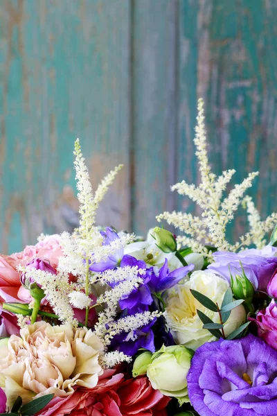 Blomma bakgrund med ros, Eustoma, nejlika och Spiraea. — Stockfoto