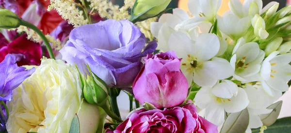 Fundo da flor com rosa, eustoma, cravo e spiraea . — Fotografia de Stock