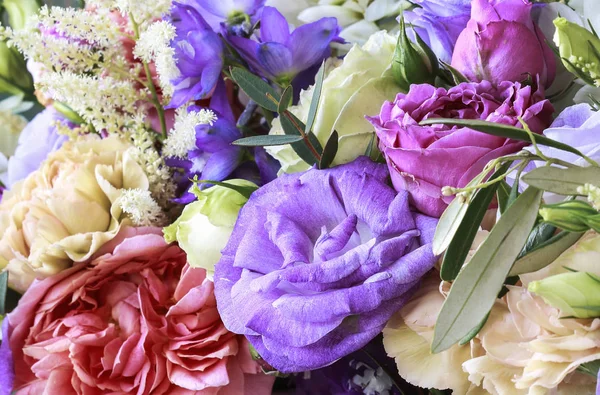 Fondo floreale con rosa, eustoma, garofano e spiraea . — Foto Stock