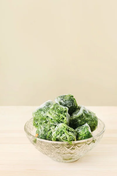 Bowl of frozen spinach. — Stock Photo, Image