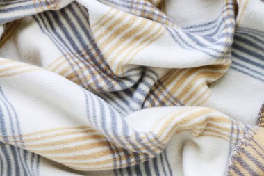 Yumuşak bej battaniye.