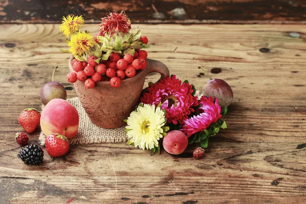 Осеннее украшение из рованских ягод, цветов далии и — стоковое фото