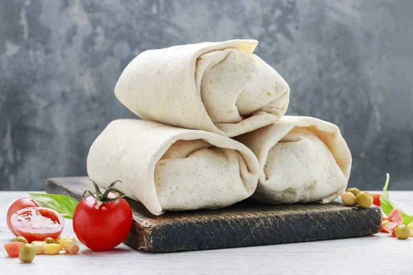 Ein Burrito - mexikanisches Gericht, das aus einer Mehl-Tortilla mit — Stockfoto