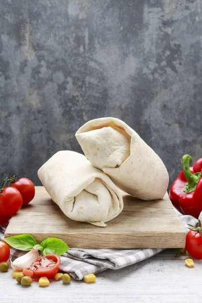 Un burrito - piatto messicano che consiste in una tortilla di farina con — Foto Stock