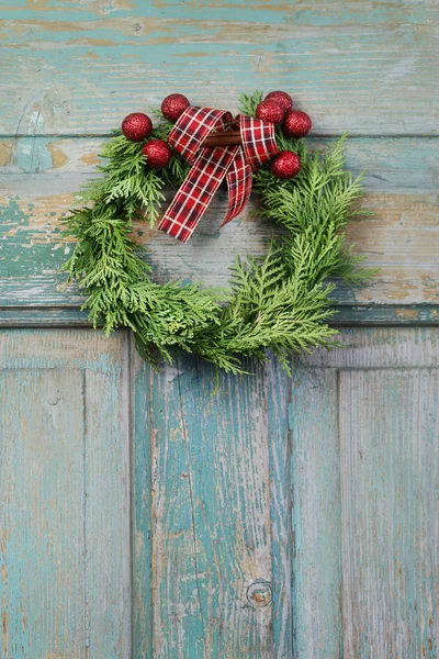 Jak udělat tradiční vánoční dveře věnce Thuja větviček — Stock fotografie