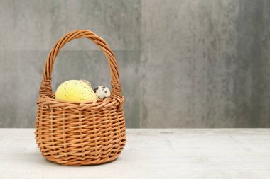 hasır sepet yumurta ile. 
