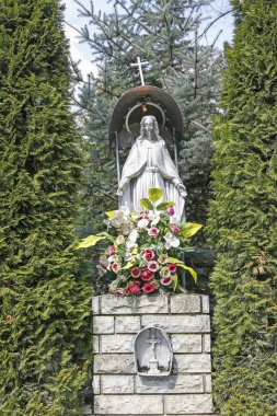 Smugawa, Polonya - 14 Nisan 2019: Kutsal M ile yol kenarı türbesi