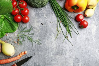 Gri taş arka planda renkli sebzeler