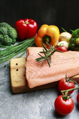 Çiğ somon fileto ve taze sebzeler..