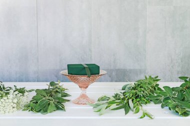 Yaz düğünü için modern masa süsü nasıl yapılır?