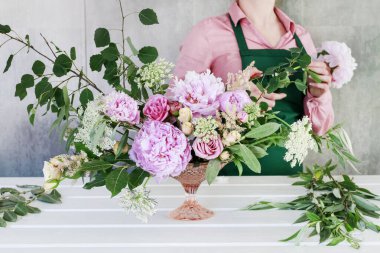 Yaz düğünü için modern masa süsü nasıl yapılır?