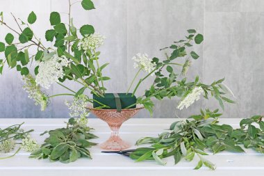 Yaz düğünü için modern masa süsü nasıl yapılır?