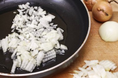 Tavada doğranmış soğan.. 