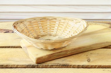 ahşap masa üzerinde boş sepet. 