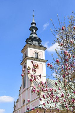 Wieliczka, Polonya - 30 Nisan 2019: Kilise saat kulesi
