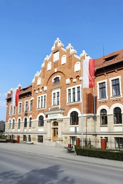 MYSLENICE, POLOGNE - 09 AVRIL 2017 : Palais de justice à Myslenice — Photo