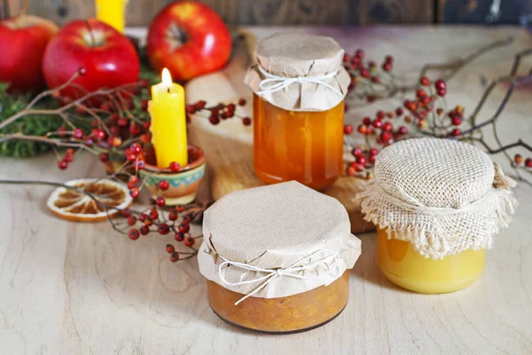 Tarro de mermelada y tarro de miel entre frutas y plantas de otoño . —  Fotos de Stock