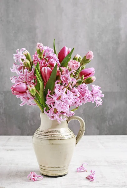 Mulher mostra como fazer buquê de primavera com tulipa, jacinto e — Fotografia de Stock
