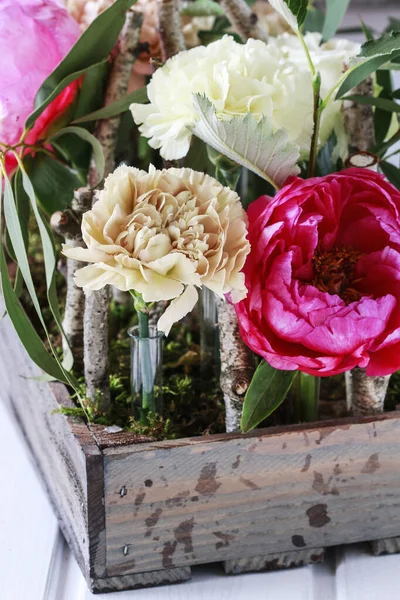 Blumenschmuck mit Pfingstrosen, Nelken und Rosen im Inneren des — Stockfoto