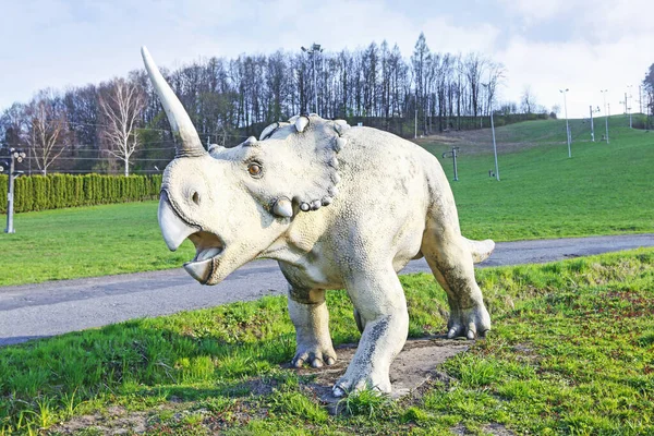 Siepraw, Polska - 23 marca 2019: Sztuczny dinozaur, stree — Zdjęcie stockowe