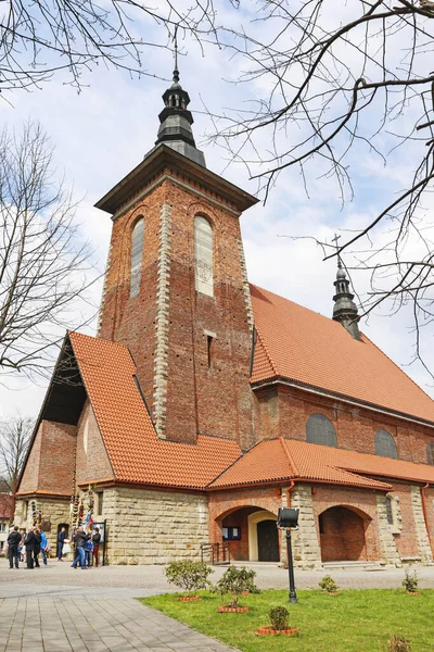 LUBIEN, POLOGNE - 14 AVRIL 2019 : Les gens célèbrent le soleil des Rameaux — Photo