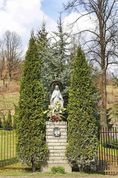 Smugawa, Polen - 14. April 2019: Schrein am Straßenrand mit dem heiligen m — Stockfoto