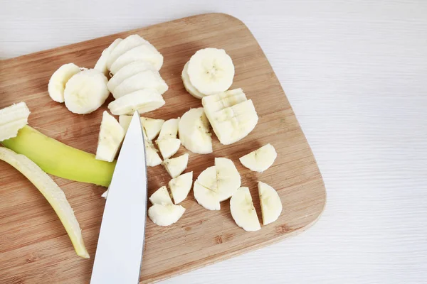 Gesneden banaan op houten plank. — Stockfoto