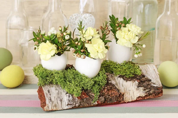 Decorazione pasquale con guscio d'uovo, fiore di garofano, buxus, chame — Foto Stock