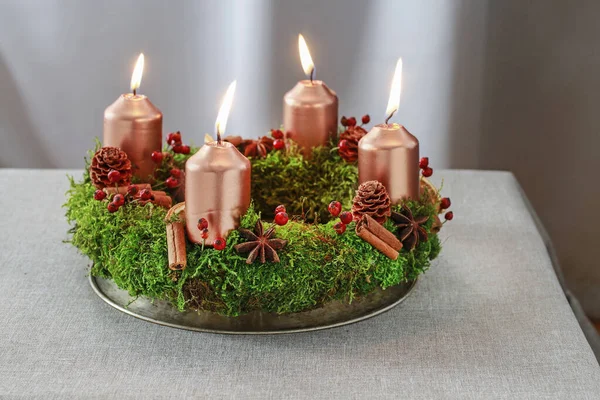 Advent wreath made of moss, cinnamon sticks and rosa canina twig — Stock Photo, Image