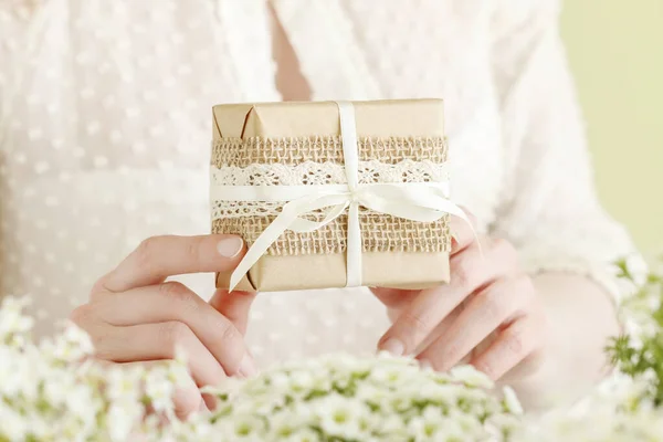 Frau hält, ein wunderschön verpacktes Geschenk — Stockfoto