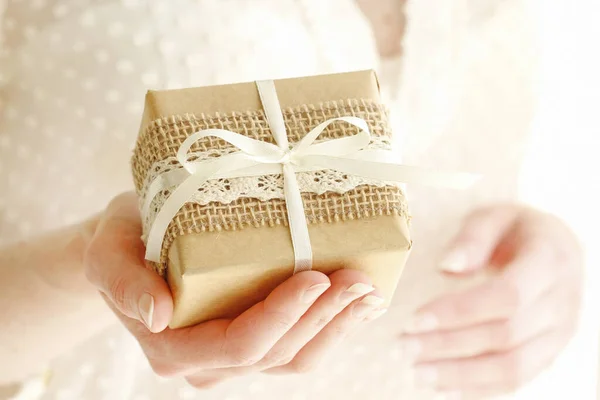 Frau hält, ein wunderschön verpacktes Geschenk — Stockfoto