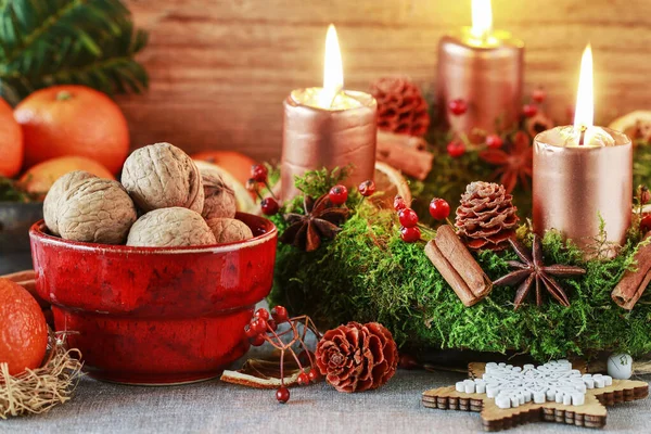 Bowl with walnuts and Christmas decorations in the background. — Stock Photo, Image