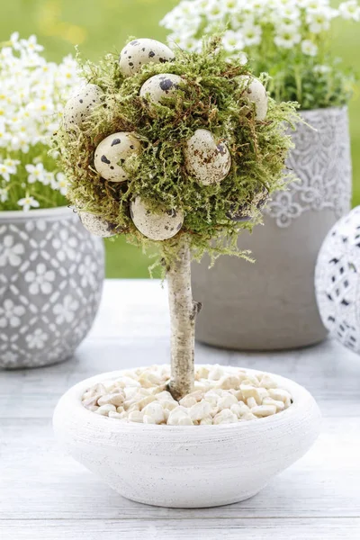Bela decoração de Páscoa com flores, musgo e velas . — Fotografia de Stock