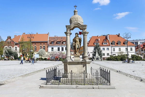 Myslenice, Polska - 21 kwietnia 2019: Pomnik na głównej ulicy — Zdjęcie stockowe