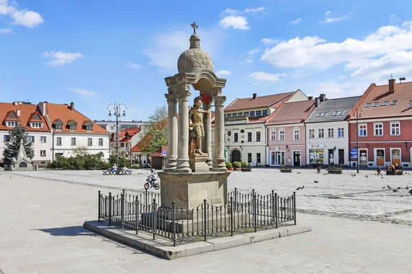 Myslenice, Polska - 21 kwietnia 2019: Pomnik na głównej ulicy — Zdjęcie stockowe
