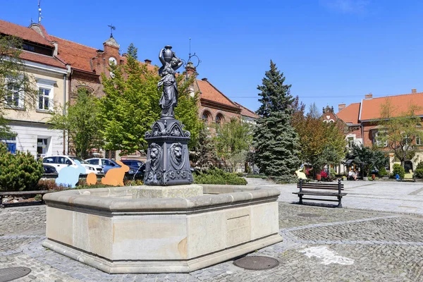 Myslenice, polen - 21. April 2019: der Brunnen auf dem Hauptmarkt — Stockfoto