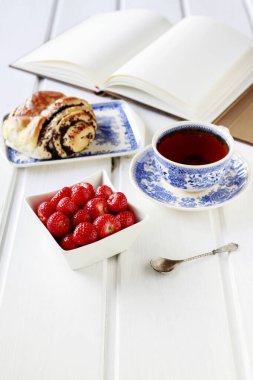 Haşhaş tohumu İsveç topuzunve çilek kase. 