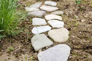 İş yerindeki bahçıvan: Toprakta taş bir yol nasıl yapılır