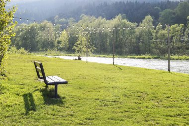 Nehrin kıyısındaki ahşap bank.