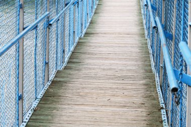 Nehirle kanyonun üzerindeki dağlarda asılı köprü.. 