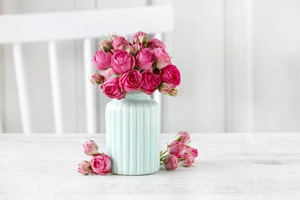 Buquê de rosas rosa em vaso de cerâmica azul. Motivo do cartão postal . — Fotografia de Stock