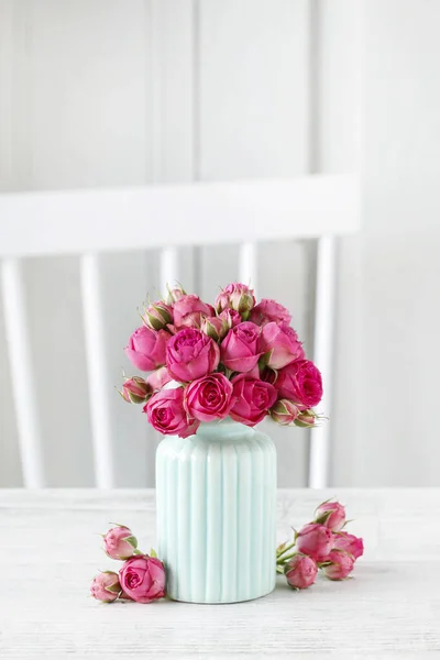 Bouquet di rose rosa in vaso di ceramica blu. Motivo della cartolina . — Foto Stock