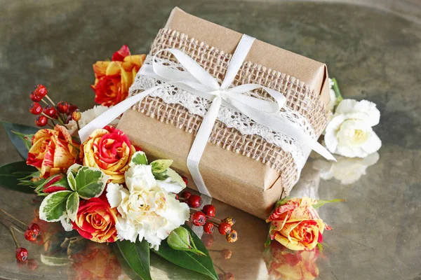 Pięknie zawinięte prezenty i kwiaty wokół niego — Zdjęcie stockowe