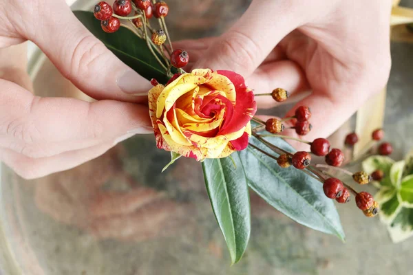 Cómo hacer un clip para el cabello con rosas frescas, claveles y hojas , —  Fotos de Stock