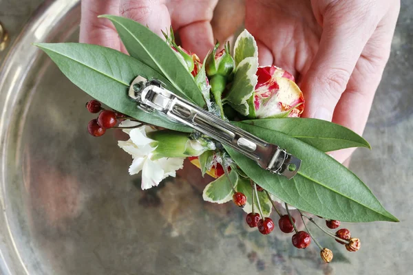 Wie man eine Haarspange mit frischen Rosen, Nelken und Blättern macht, — Stockfoto