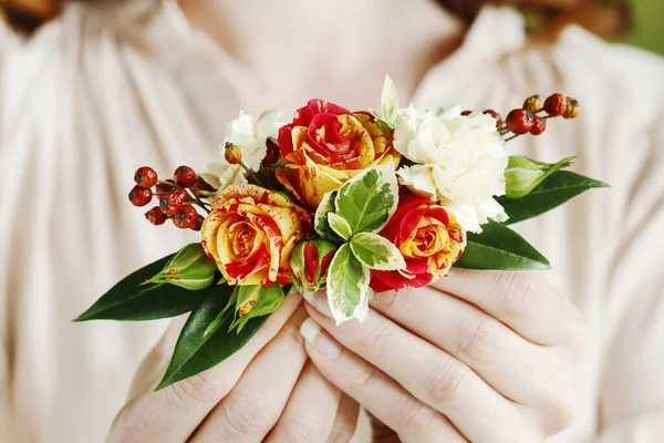 How to make a hair clip with fresh roses, carnations and leaves, — Stock Photo, Image