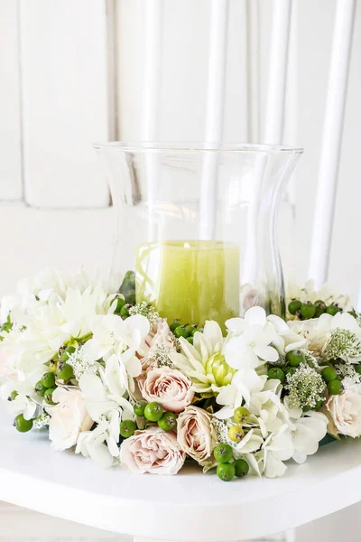 Mujer muestra cómo hacer decoración de mesa de boda con corona y — Foto de Stock