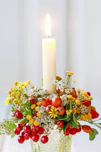Schöner Kerzenständer mit herbstlichen Wildpflanzen und Blumen dekoriert — Stockfoto