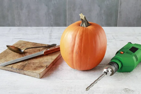 Woman shows how to transform a pumpkin into a halloween lantern — Stock Photo, Image