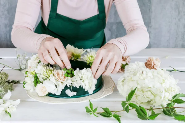 Kobieta pokazuje, jak zrobić dekorację stołu weselnego z wieńca i — Zdjęcie stockowe